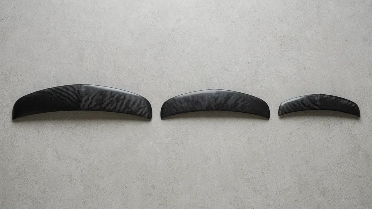 Trois ailes de foil en carbone de surfaces différentes, alignées de la plus grande à la plus petite